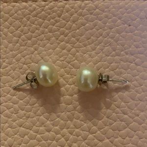 Pearlized studs for pierced earrings